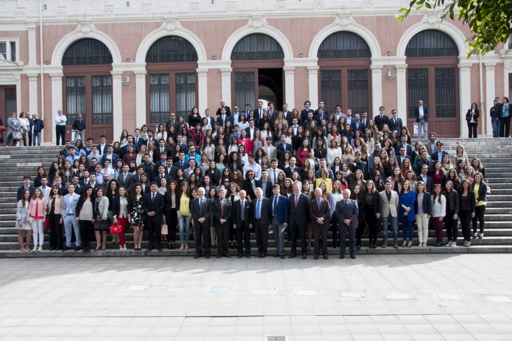 foto-con-studenti-in-scalinata